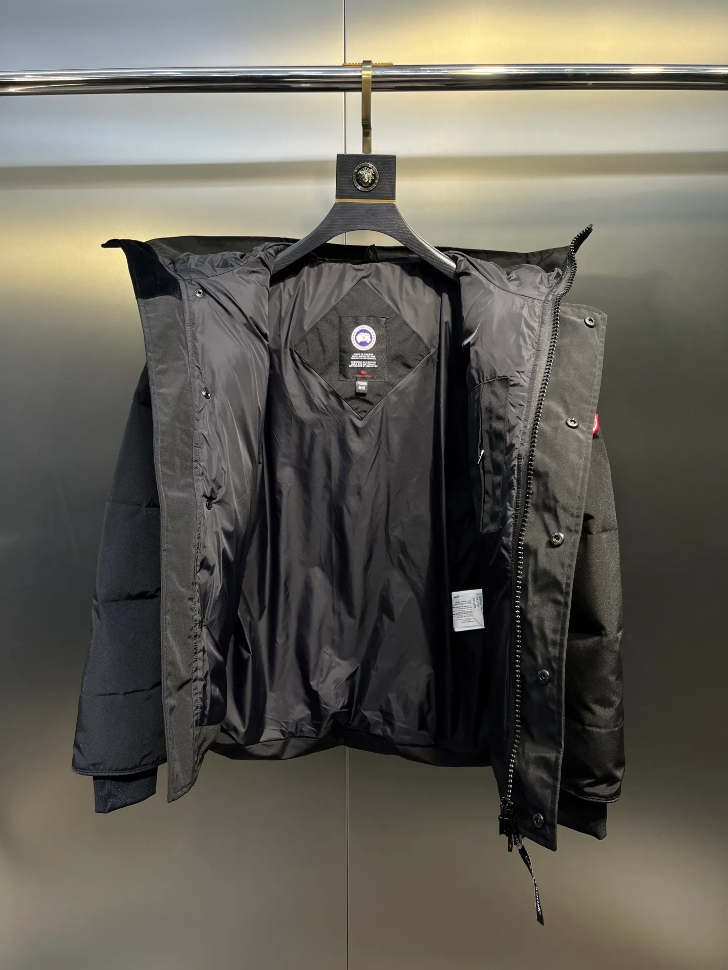 P700 Goose 🌟17 models (black) chest patch, same style for men and women, cold-resistant down jacket! The fur collar is detachable. The natural Siberian coyote fur collar has a delicate yet strong feel, which comes from the sense of life that comes from the erosion of wind and frost in nature. The market usually uses raccoon fur or fake fur instead, which is not even the slightest bit better! The collar part has cold-proof flannel, which is close to the head and neck, comfortable and warm! The fabric is made of high-density nano-level waterproof fabric, which is windproof and wear-resistant and has a certain thickness! The zipper is the official YKK brand! The waist has an elastic waistline design that can be adjusted according to yourself! There is also an anti-wind Velcro inside! Seamless threaded cuffs to avoid stiffening! In order to prevent cold wind from pouring in, a double closure design is adopted. On the premise of the traditional zipper fly, six Velcro fasteners are used for secondary closure, which brings better warmth retention effect. It retains the classic hooded design and uses super large luxurious wolf fur to protect against wind and cold. No matter how low the temperature is this winter, one piece is enough. I’ll give you the wind and temperature. Size: s-xxl